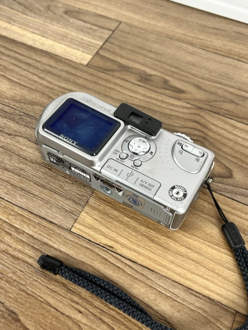 Sony Cyber-shot DSC-P9 4.0MP Digital Camera - Silver No Charger - Picture 8 of 10